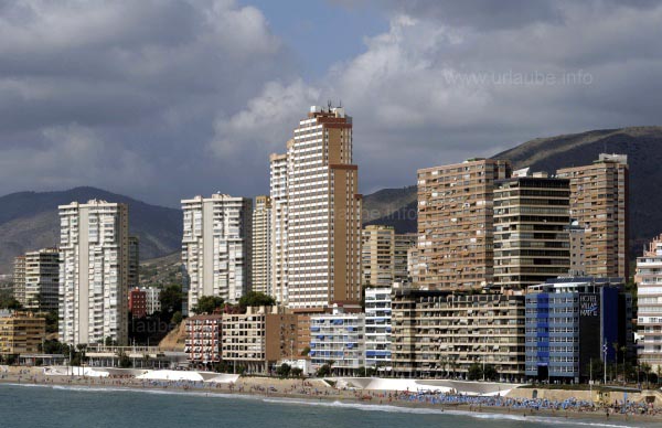 Der Strand von Benidorm mit der Wolkenkratzer-Skyline