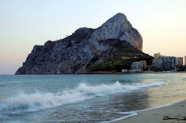 Der Strand mit dem Pen&oacute;n de Ifach