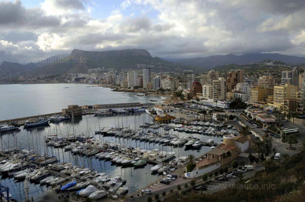 Blick &uuml;ber Calpe mit dem Hafen