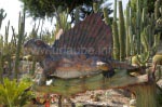 Saurier-Figur auf einem Kaktus