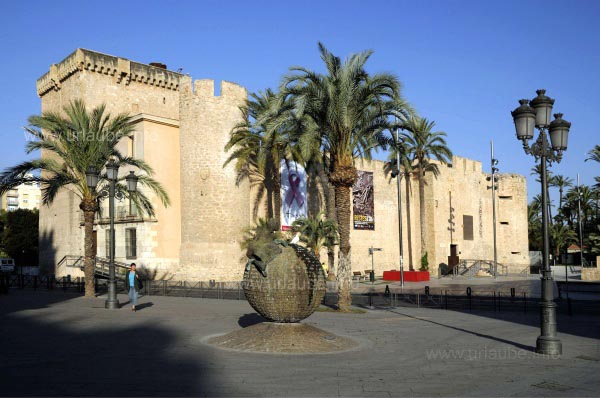 Der Palacio de Altamira mit dem Weltkugeldenkmal