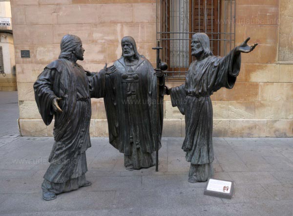 Biblische Figurengruppe vor der Kirche