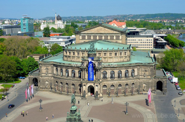 Die Semperoper vom Hausmannturm gesehen