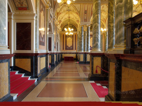 Das Foyer der Semperoper