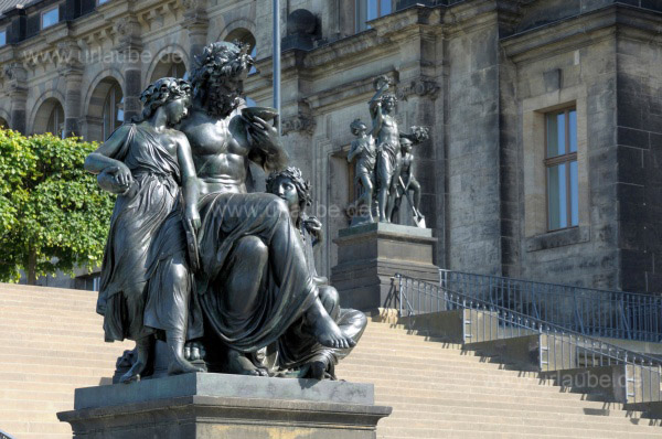 Freitreppe mit Skulpturen an der Br&uuml;hlschen Terrasse