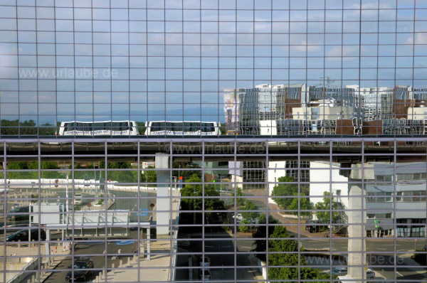 Zubringer zum Terminal 2, Spiegelung in einer Fassade