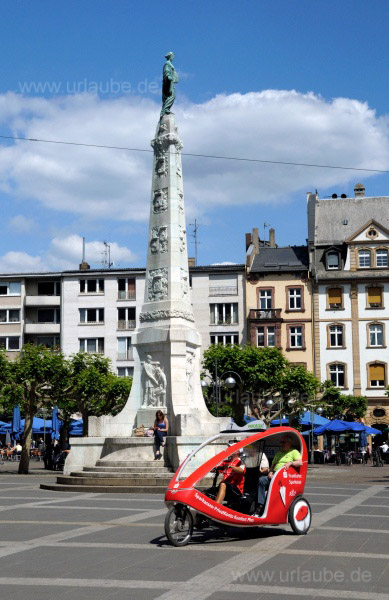 Fahrradtaxi vor dem Denkmal an der Paulskirche