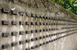 Friedhofs-Mauer mit Gedenkplatten