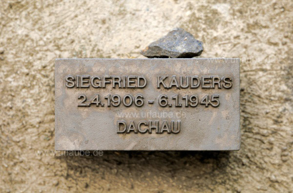 Gedenkplatte an der Friedhofs-Mauer