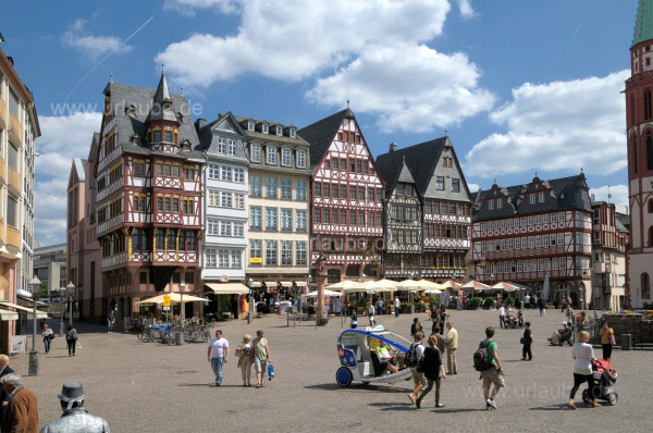 Die Ostzeile des R&ouml;merbergs mit Schwarzer Stern und Minerva-Brunnen