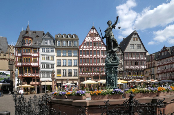 Die Ostzeile mit dem Gerechtigkeits-Brunnen