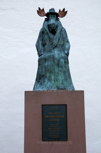Statue vor dem Museum Caricatura