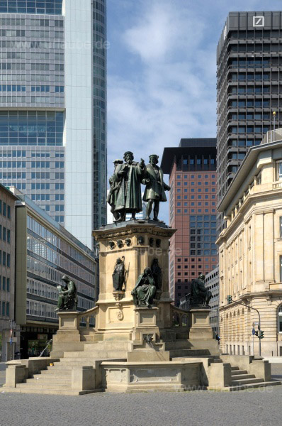 Das Gutenberg-Denkmal vor den Hochh&auml;usern