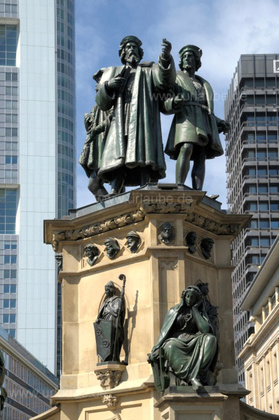 Sockel und Figurengruppe des Gutenberg-Denkmals