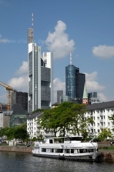 Blick zum Main Tower (rechtes Geb&auml;ude)