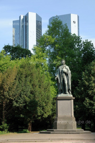Das Schiller-Denkmal mit den Hochh&auml;usern der deutschen Bank