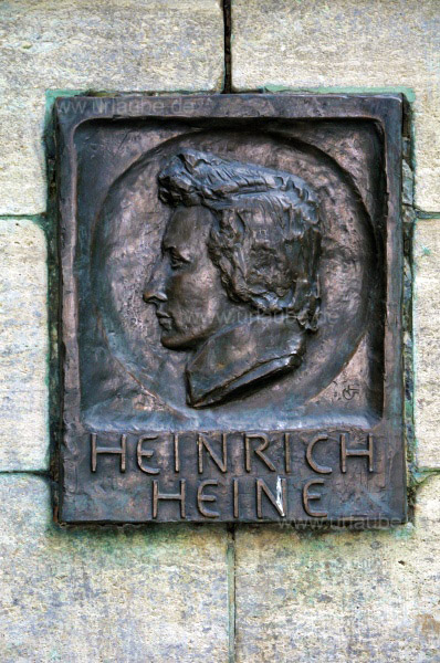 Reliefplatte am Heine-Denkmal