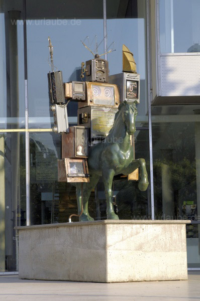 Skulptur am Eingang zum Museum f&uuml;r Kommunikation