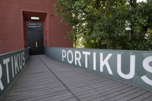 Die Br&uuml;cke zum Portikus