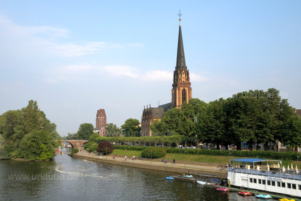 Die Dreik&ouml;nigskirche am Main-Ufer