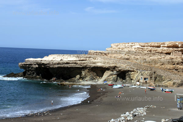 Der Playa de los Muertos in Ajuy; an der Felswand im Hintergrund f&uuml;hrt der Weg zur Caleta Negra hinauf.