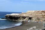 Der Playa de los Muertos in Ajuy; an der Felswand im Hintergrund führt der Weg zur Caleta Negra hinauf.