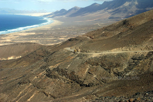 Blick vom Mirador de Barlovento hinunter zum Playa de Cofete, rechts am Hang ist die Piste zu sehen