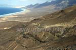 Blick vom Mirador de Barlovento hinunter zum Playa de Cofete, rechts am Hang ist die Piste zu sehen