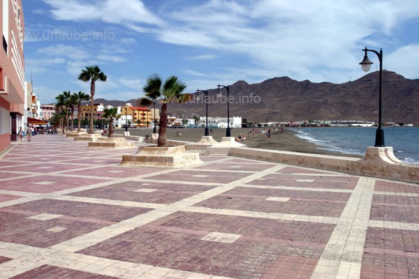 Die Uferpromenade und der Strand von Gran Tarajal