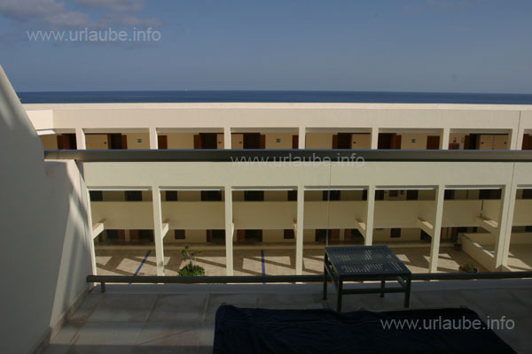 Blick aus unserem Hotel-Zimmer hinaus aufs Meer; was f&uuml;r eine Entt&auml;uschung!