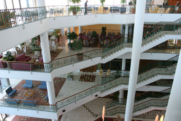 Blick in die pr&auml;chtige Eingangshalle des Hotels
