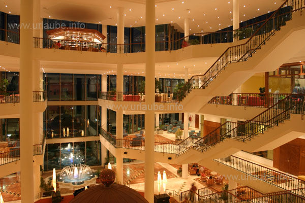 Blick in die pr&auml;chtige Eingangshalle des Hotels bei Nacht