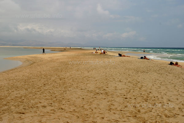 Rechts der Nehrung das Meer, links die flache Lagune