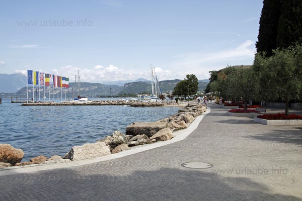 S&uuml;dliche Uferpromenade mit Blick auf den Hafen von Cisano