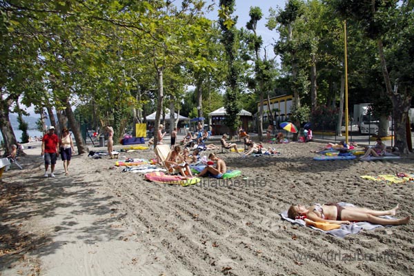 Sandstrand mit Schatten spendenden B&auml;umen