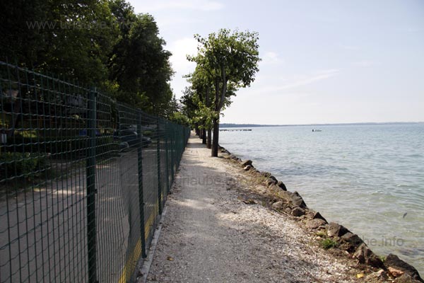 Schmaler Weg zwischen Campingplatz und See