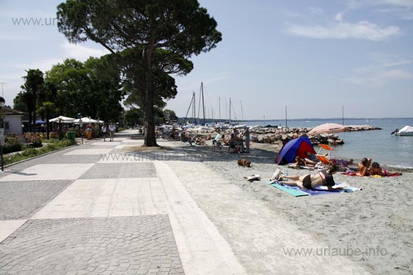 Uferpromenade mit Strand kurz vor Lazise