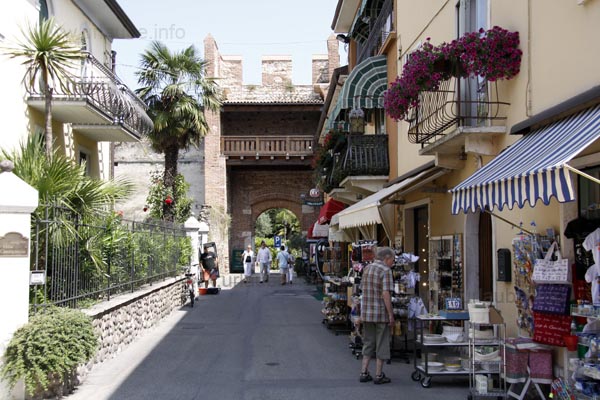 Einkaufsgasse mit Stadttor dahinter