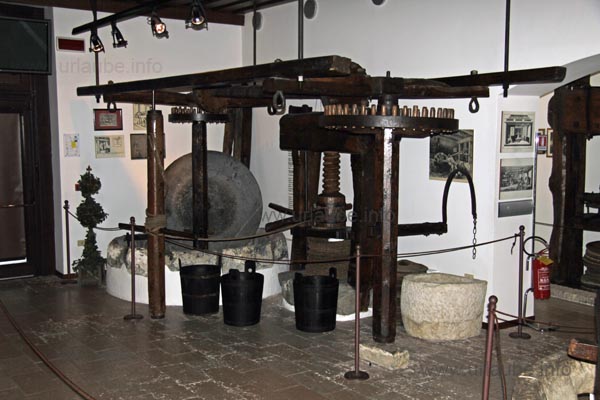 Historische Armaturen zur Oliven&ouml;lgewinnung