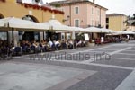 Typische Uferpromenade, an der sich ein Restaurant ans andere reiht