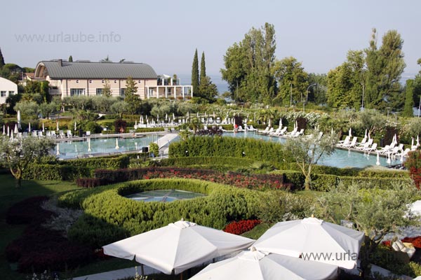In Zentrum der Hotelanlage befindet sich zwei gro&szlig;e Pools f&uuml;r Erwachsene sowie ein Kinderbecken.