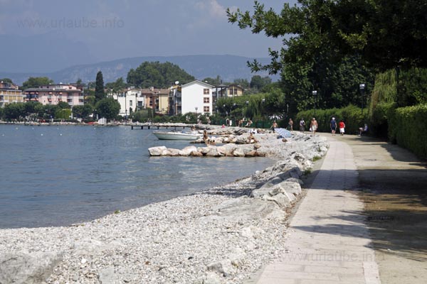 Direkt hinter Bardolino gibt es zahlreiche Badem&ouml;glichkeiten an steinigem Strand.