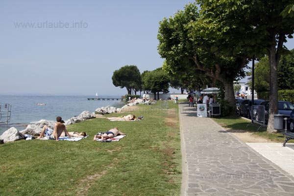 Der Strand von Bardolino ist w&auml;hrend der Woche nicht &uuml;berf&uuml;llt.