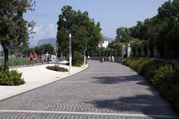 Sch&ouml;ne Kopfsteinpflaster Stra&szlig;e entlang der Uferpromenade