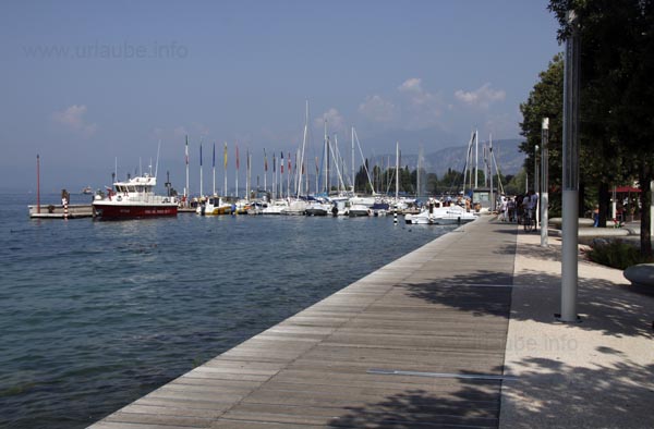 Blick auf den Hafen von Bardolino von der Uferpromenade aus