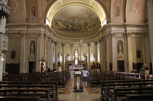 Die Kirche Santi Nicolo e Severo von innen