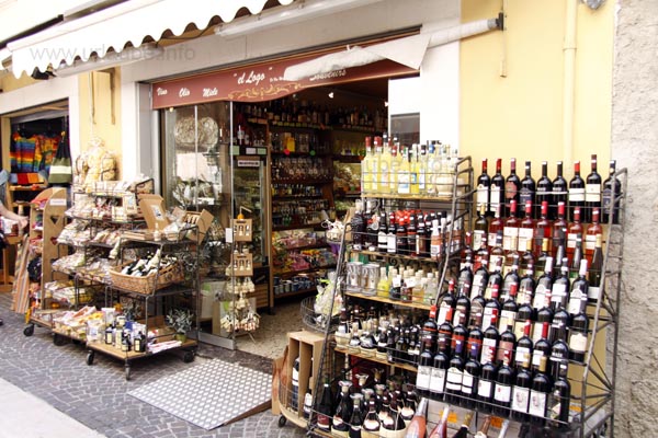 Kleiner Laden mit unz&auml;hligen Weinen und &Ouml;len