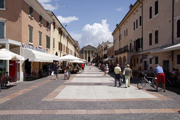 Die Einkaufsstra&szlig;e Piazza Matteotti mit der Kirche Santi Nicolo e Severo am Ende