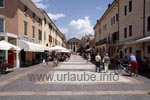 Die Einkaufsstraße Piazza Matteotti mit der Kirche Santi Nicolo e Severo am Ende