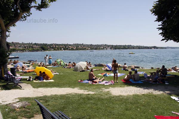 Auch am Sonntag findet man noch ein Pl&auml;tzchen am Strand von Bardolino.